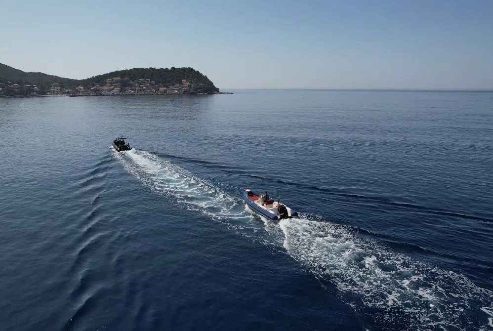 Remorquage d'un bateau en mer par le semi-rigide ADM83 au large du Var