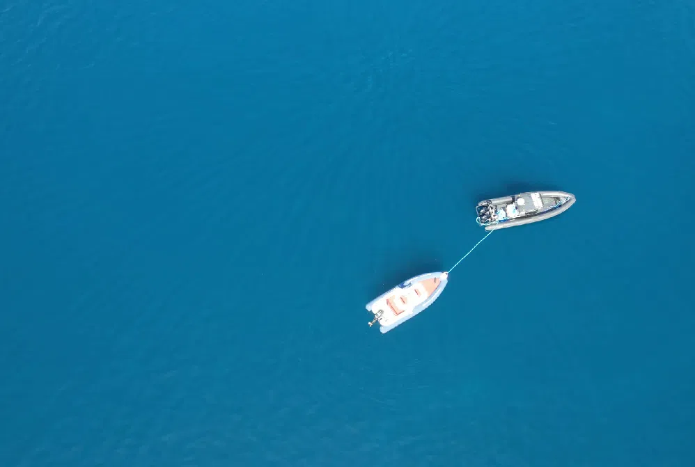 Vue aérienne d'une prise en remorque d'un bateau en panne