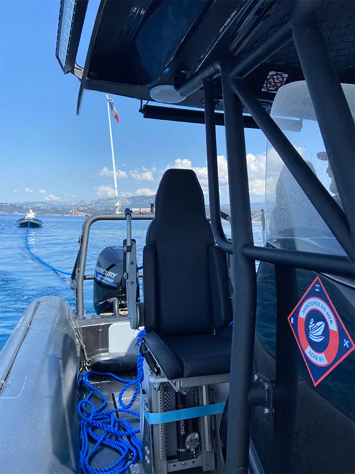 Opération de remorquage vue depuis le navire d'intervention ADM83